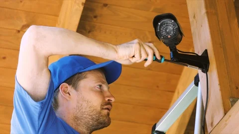 Cctv technician installing surveillance camera in the house carport 스톡 동영상 93988887