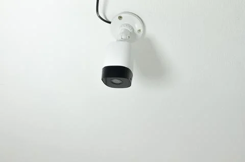 CCTV videocam, CFTV security camera, white camera with secure circuit, theft  库存照片