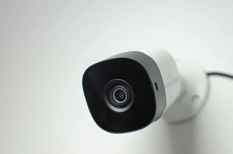 CCTV videocam, CFTV security camera, white camera with secure circuit, theft  Fotos Stock