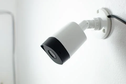 CCTV videocam, CFTV security camera, white camera with secure circuit, theft  库存照片