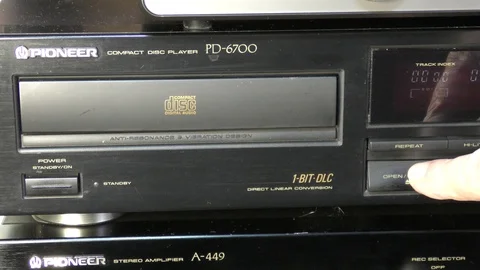 A CD player in use Vidéo 125749118