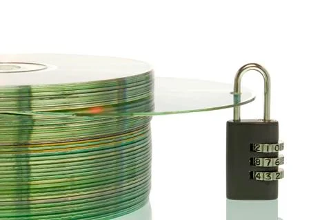 Cd stack with a cd and a padlock, symbolic picture for data privacy Foto stock