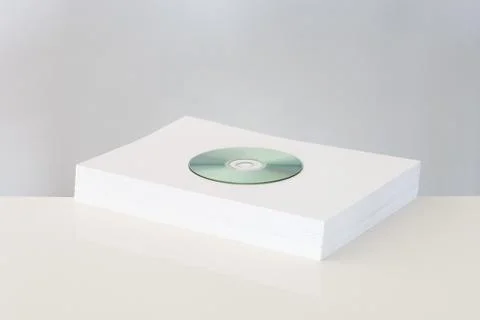 CD on top of stacked paper 库存照片