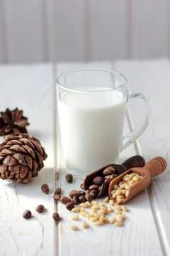 Cedar milk with pine nuts over white wooden table. Foto stock