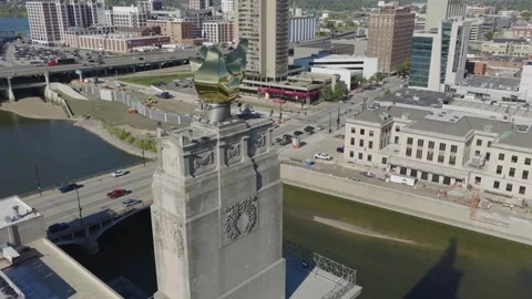 Cedar Rapids Riverfront and Veterans Memorial Building, Aerial Pullback Vídeos de archivo 347238148