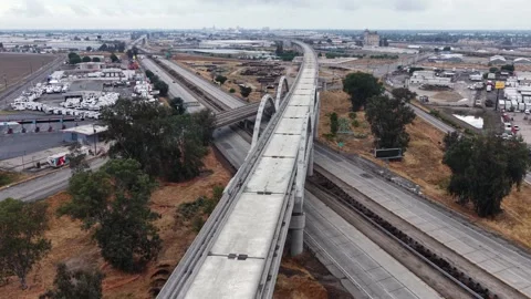 Cedar Viaduct’s arched bridge spans Fresno freeway interchange, with passing 库存影片 337747175