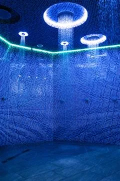 Ceiling in a blue shower room with dynamic LED lighting vertical Stockfoto's