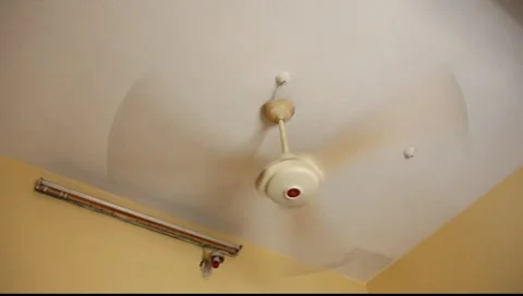 Ceiling fan in a hotel room Vidéo 7899083