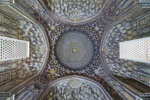 Ceiling inside the crypt or mausoleum is in the traditional Uzbek style. Be.. Foto stock
