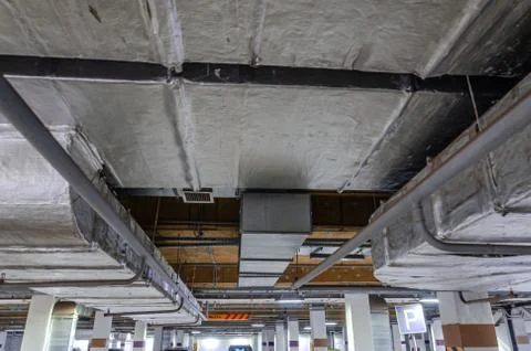 Ceiling insulation, ventilation system air ducts Foto stock