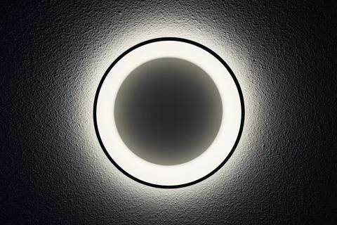 Ceiling light on black wall. Abstract background and texture for design. Foto stock