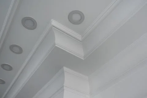 Ceiling moldings in the interior, detail of a angular ceiling skirting and lamps Foto stock