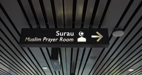 Ceiling sign directs passengers to Muslim Prayer Room in international airport 스톡 동영상 255963397