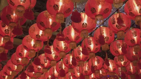 Ceiling from traditional Chinese red lanterns at Buddhist temple Vidéo 335140061