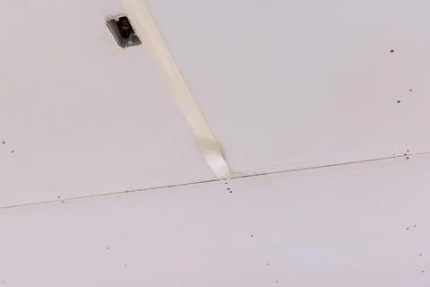 Ceiling with visible joints light fixture showing construction details in an Stockfoto's