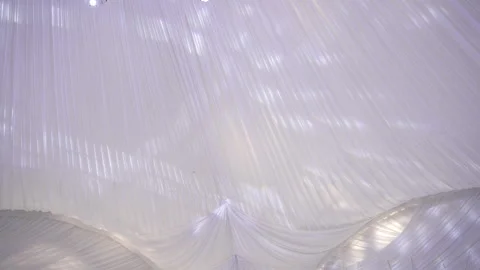 The ceiling of the wedding tent shimmers with lighting effects. Vidéo 261689382