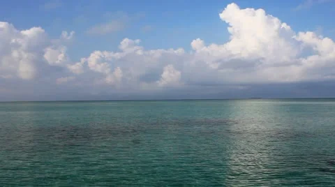 Celear sea with  cloudy sky Vídeo Stock 11430176