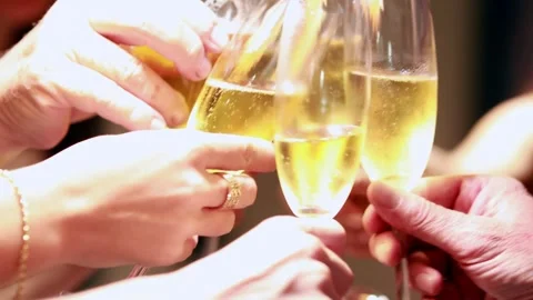 Celebration drink man clinking happy alcohol wine party lifestyle together 库存影片 336580751