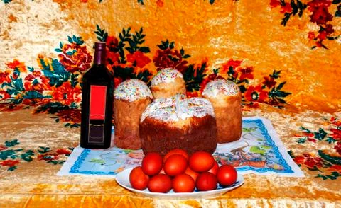 Celebration of Easter eggs decoration colored red wine Foto stock