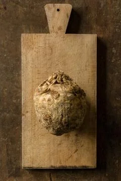 Celeriac on Chopping Board Foto stock