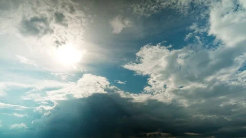 A celestial chronicle of a cloudy sky with a bright daytime sun and soft clouds. 库存影片 337564721
