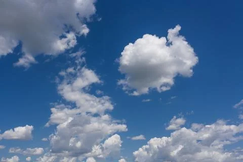 Celestial landscape with large cumulus clouds in a blue sky Fotos de archivo