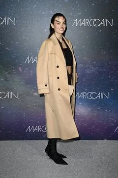  Celine Bethmann bei der Marc Cain Fashion Show Parallel Universe auf der ... Fotos de archivo