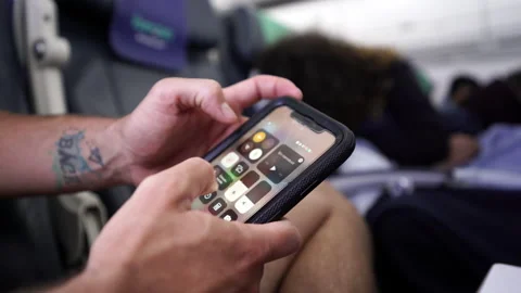 Cell network coverage switch on from flight mode during landing Video stock 197101824