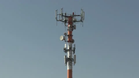 Cell phone and communications tower with radio antennas on it Vídeos de archivo 151663837