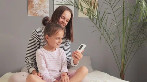 Cell phone fun for all. Mobile device in family life. Positive optimistic w.. Видео 252087523