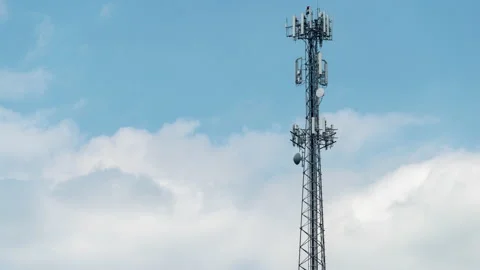 Cell Phone Tower Daytime Time Lapse with Low Hanging Clouds Vidéo 131691953