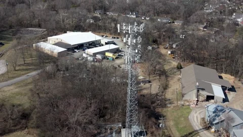 Cell phone tower in a rural suburb in winter - drone parallax Vidéo 334231204
