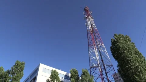 Cell tower, trees and building Vidéo 135077085