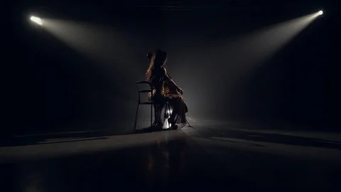 The cellist performs on stage. Vidéo 95773060