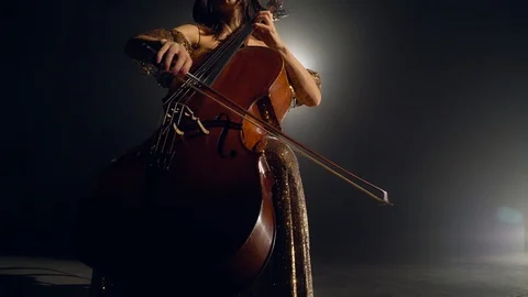 The cellist performs on stage. Vidéo 95845263