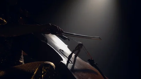 The cellist performs on stage. Vidéo 95854989
