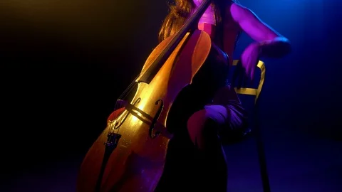 The cellist performs on stage. Vidéo 97211809