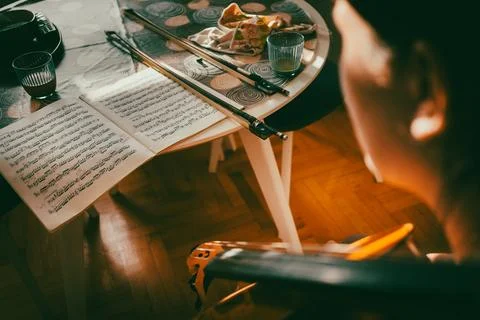 A cellist practices playing Stock-Fotos