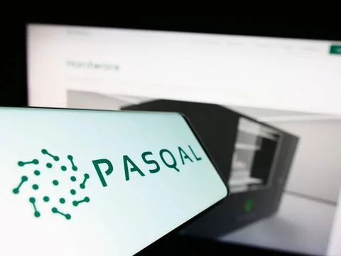 Cellphone with logo of French quantum processing company PASQAL SAS on sc... 스톡 사진