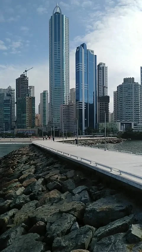 Cellphone stabilized vertical time lapse from the north pier in Balneario Cambor Vídeos de archivo 196461141