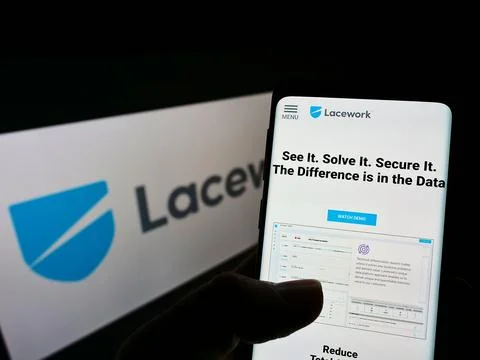 Cellphone with website of US cloud security company Lacework Inc. on screen in Foto stock