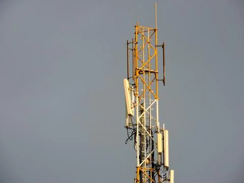 This is a cellular transmission tower equipped with multiple panel Stockfoto's