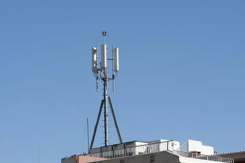 Cellular transmitters on top of building Stock-Fotos