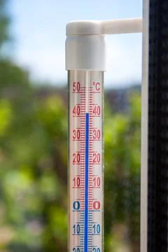 A Celsius thermometer on a window frame shows high temperatures of 41.5 degrees. Foto stock
