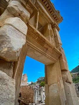 Celsus Library Arch Frames Ruins Under Azure Sky Stock-Fotos