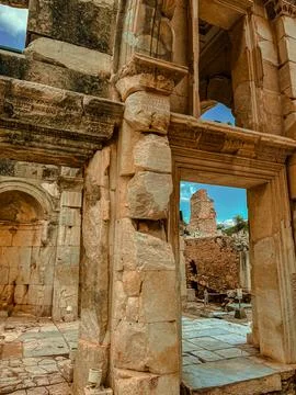 Celsus Library Archway Frames Azure Sky Amid Ephesus Stone Ruins 스톡 사진