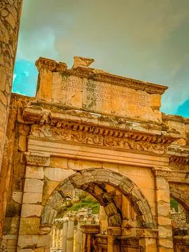 Celsus Library Archway Frames Inscribed Pediment Amid Ephesus Ruins 스톡 사진