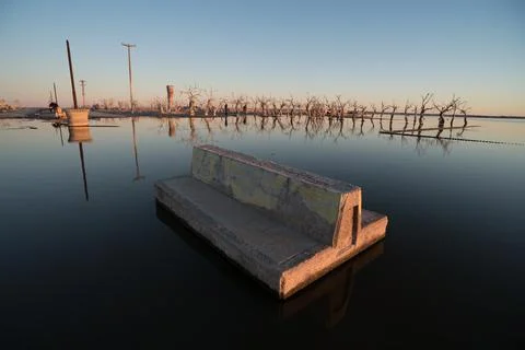 Cement bench on the water Foto stock