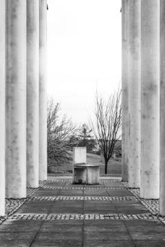 Cement Columns Chair Rough Texture Perspective Overhead Grid Geometric Patt.. Foto stock