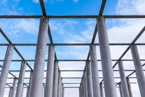Cement Columns Chair Rough Texture Perspective Overhead Grid Geometric Patt.. Foto stock